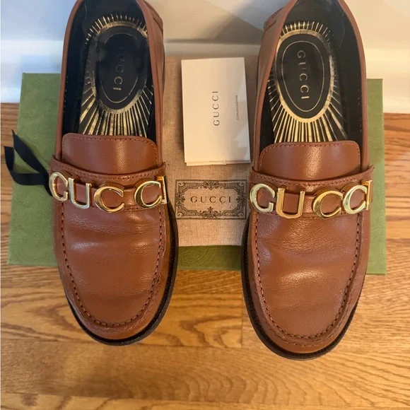 Gucci women’s Cara loafers in papaya brown leather with Gold “GUCCI” accent - Picture 2 of 6